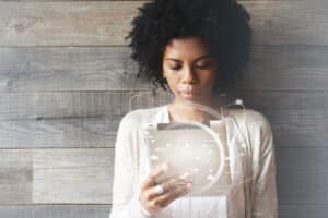 Lire la suite à propos de l’article Utiliser l&rsquo;IA sans perdre sa voix : la traiter comme une stagiaire compétente (qu&rsquo;il faut relire)